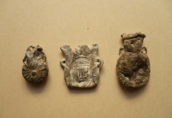 MOYEN AGE, XIV-XVIe s. - Groupe de trois ampoules de pèlerinage en plomb 2
