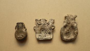 MOYEN AGE, XIV-XVIe s. - Groupe de trois ampoules de pèlerinage en plomb 2
