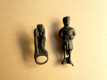 Deux enseignes de pelerinage à crochet en bronze, période médiévale 12/13e s. 2