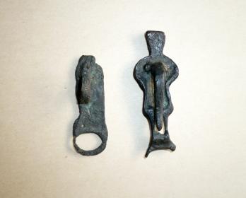 Deux enseignes de pelerinage à crochet en bronze, période médiévale 12/13e s. 2