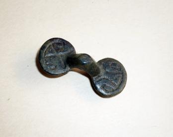 Époque MÉROVINGIENNE 7/8e s. - Fibule en bronze de type ansée 2