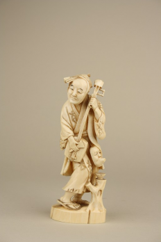 JAPON fin XIXe - Okimono représentant un musicien portant un masque, ivoire sculpté 2