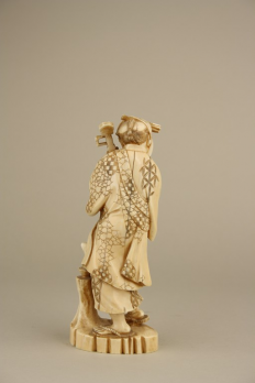 JAPON fin XIXe - Okimono représentant un musicien portant un masque, ivoire sculpté 2