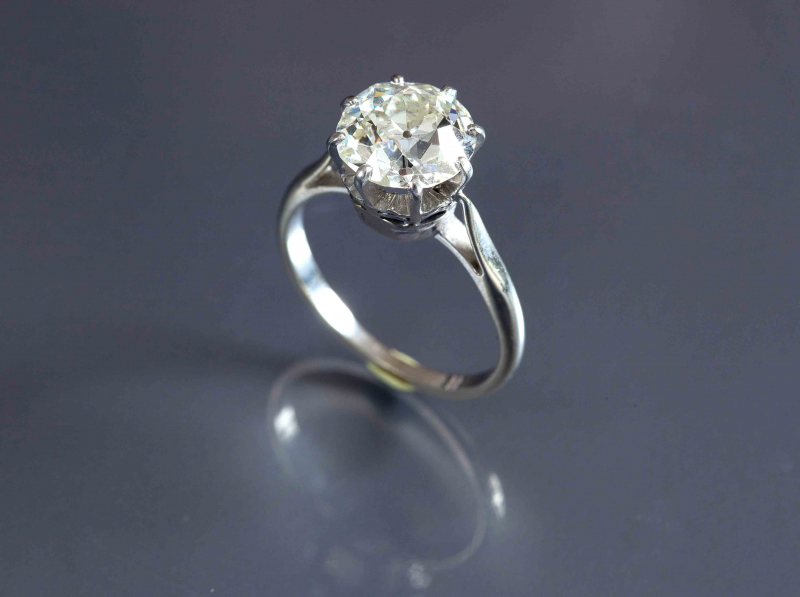 Solitaire en or blanc et platine serti Bijoux et montres Plazzart