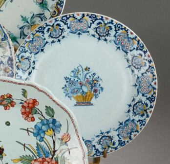 ROUEN - Assiette à décor bleu, rouge et jaune, XVIIIe 2