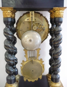 Pendule portique en ébène et laiton doré époque Napoléon III 2