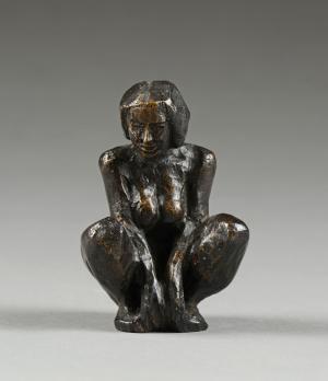 Femme accroupie et femme assise, 2 bronzes à patine brune 2