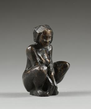 Femme accroupie et femme assise, 2 bronzes à patine brune 2