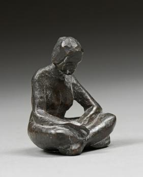 Femme accroupie et femme assise, 2 bronzes à patine brune 2