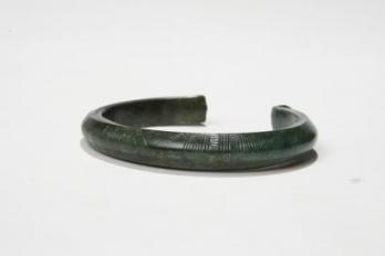 FRANCE âge du bronze final - Bracelet ouvert gravés de motifs géométriques en bronze 2