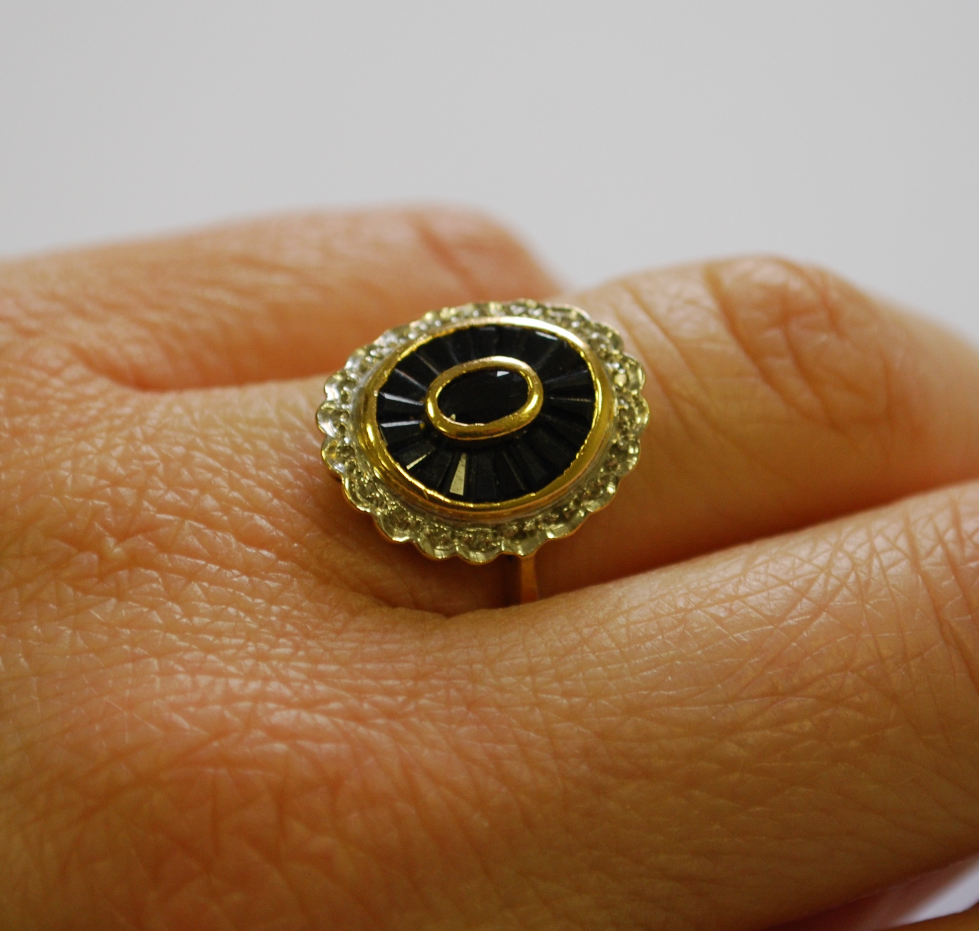 Bague Bandeau Or - Centrée De 3 Saphirs Entourés De 2 Lignes De Diamants - Poinçon Tête D'aigle - Occasion