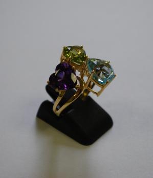 Bague or jaune ornée de 3 coeurs en péridot, aigue-marine et améthyste 2