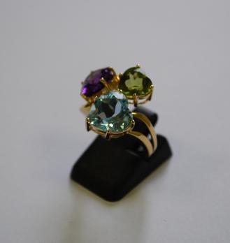 Bague or jaune ornée de 3 coeurs en péridot, aigue-marine et améthyste 2