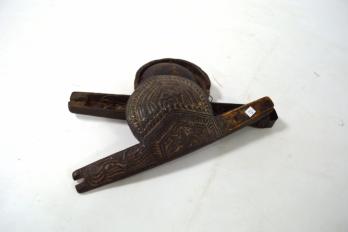 Rare balance à opium dans son écrin en bois sculpté patiné 2
