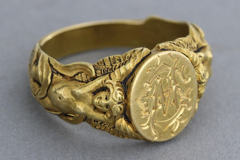 Chevaliere en or d epoque 1900 a decor de Putti ornee d un monogramme Bijoux et montres Plazzart