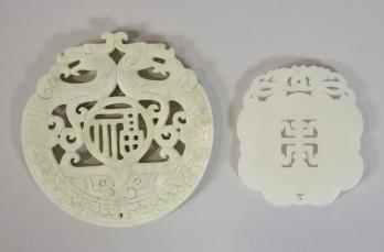 Lot de pierres dures sculptées et en pendentifs 2