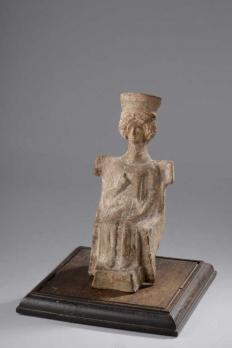 GRÈCE Ve avJC - Péplophore coiffée d’un haut kalathos 2