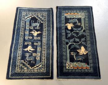 Ensemble de 2 tapis chinois en laine à fond bleu décor cervidés et volatiles 2