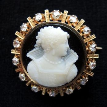 Broche en or jaune et diamants représentant Gabrielle d’Estrée 2
