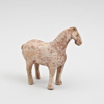 CHINE, Dynastie TANG - Petit cheval debout en terre cuite d’argile beige 2