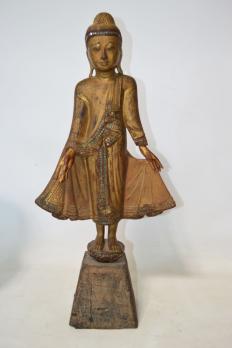 Bouddha en bois doré debout sur un padma lotiforme 2
