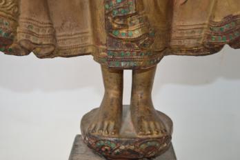 Bouddha en bois doré debout sur un padma lotiforme 2