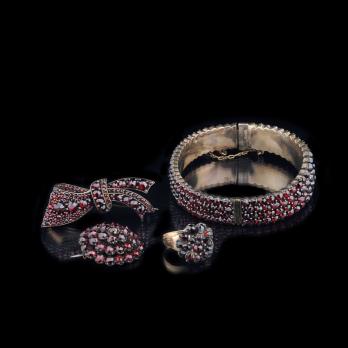 Bohême XIXe, Parure en tomak ornée de grenats 2