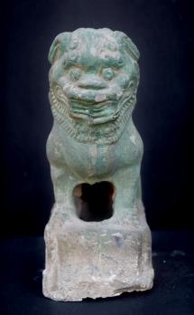 CHINE - Ancienne tuile faitière surmontée d’un Chien de Fô 2