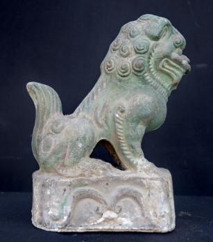 CHINE - Ancienne tuile faitière surmontée d’un Chien de Fô 2