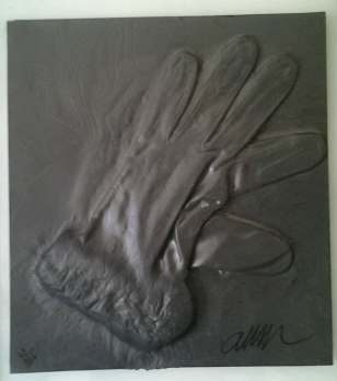 ARMAN - Naufrage d’un gant, 1999, bas relief signé 2