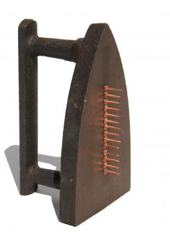 MAN RAY - Cadeau, 1921/1974, Fer à repasser et clous 2