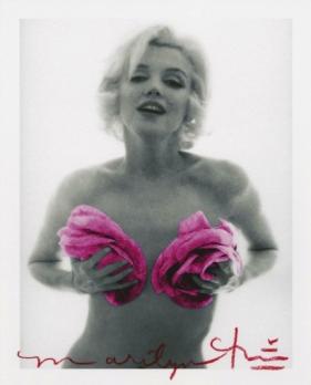 Bert STERN - Marilyn Monroe. La dernière séance, Les roses rose, 1962 2