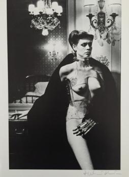 Helmut NEWTON - Jane Kirby, Avenue Kleber, Paris, 1980 - Photolithographie