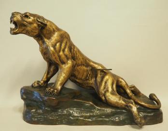 Louis-Albert CARVIN (1860-1951). La lionne blessée. Bronze 2