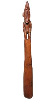 Pilon agrémenté, à son extrémité, de la figure ancestrale... 2