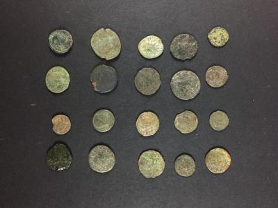 Lot de 20 monnaies romaines représentant principalement 2