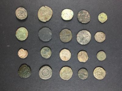 Lot de 20 monnaies romaines représentant principalement 2