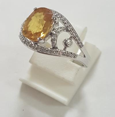 Bague ajourée or blanc 4g05 centre Saphir jaune taille ovale 2,85cts 2