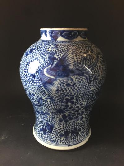 CHINE. Potiche en porcelaine à décor bleu sur fond blanc... 2