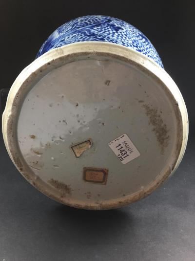 CHINE. Potiche en porcelaine à décor bleu sur fond blanc... 2