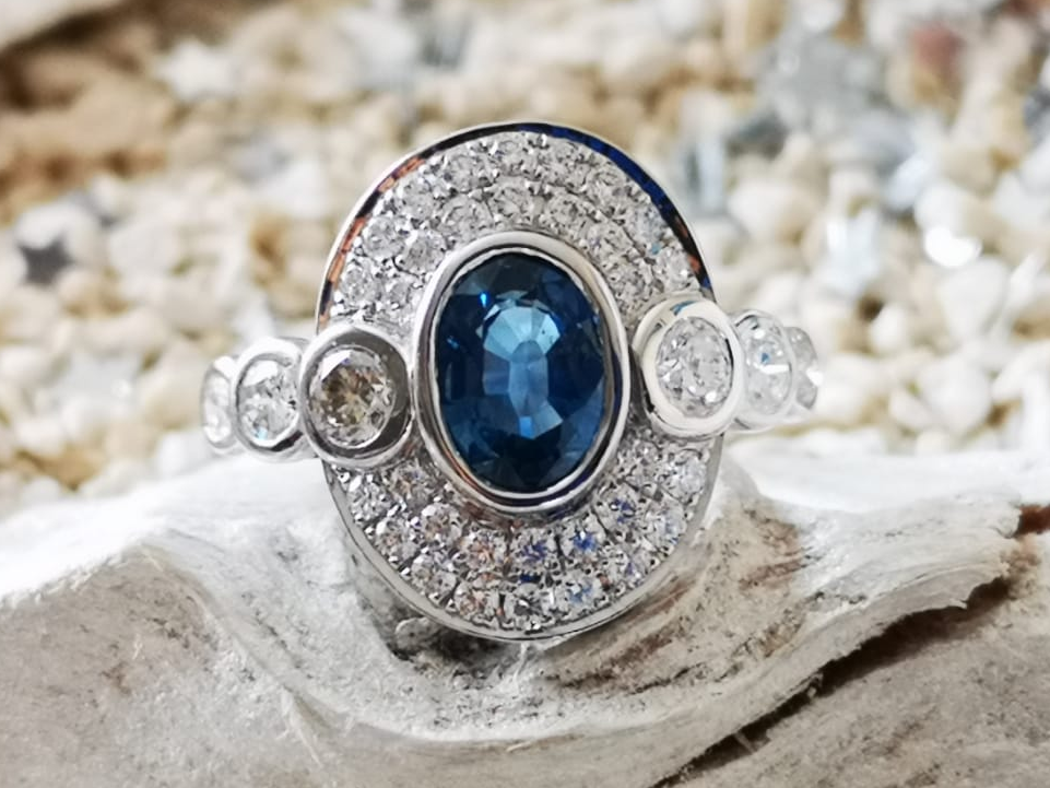 Bague en or blanc 18 carats joli saphir de 1.2 cts et diamants