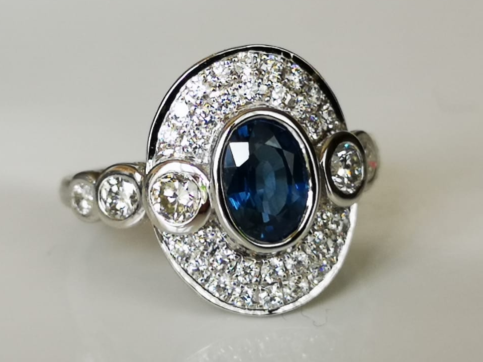 Bague en or blanc 18 carats joli saphir de 1.2 cts et diamants