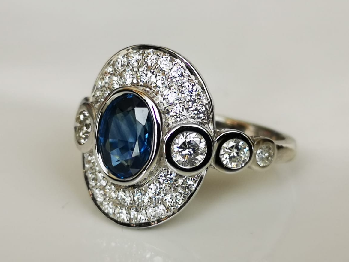 Bague en or blanc 18 carats joli saphir de 1.2 cts et diamants