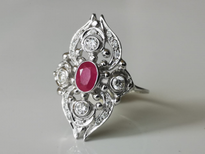 Bague en or blanc sertie d’un rubis et diamants 2