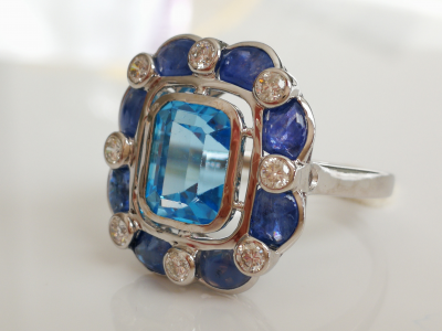 Bague en or blanc topaze bleue  3.7 cts saphirs et diamants 2