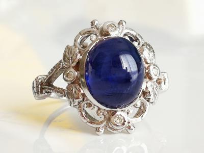 Bague en or blanc  cabochon de saphir et diamants 2