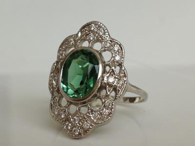 Bague en or blanc, tourmaline verte et diamants 2