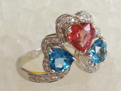 Bague en or blanc saphir rose topazes bleues et diamants 2