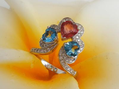 Bague en or blanc saphir rose topazes bleues et diamants 2