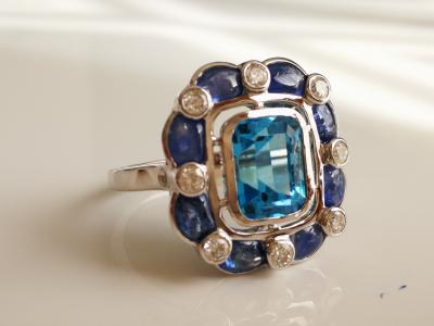 Bague en or blanc topaze bleue  3.7 cts saphirs et diamants 2